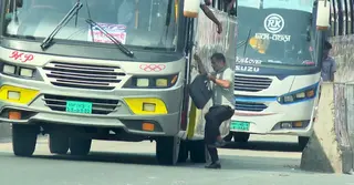 আমিনবাজার-চন্দ্রা হাইওয়ে: ঝুঁকি নিয়ে বাসে ওঠানামা; দায় এড়াচ্ছেন যাত্রী–চালক উভয়ই